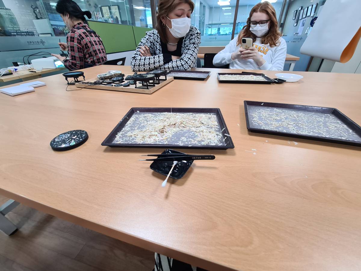 韓国伝統螺鈿を使ったミニチュアお膳作り
